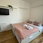 New 457 Chaplin- Cosy Center